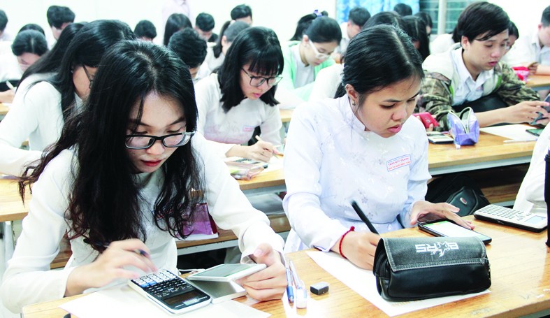 Học sinh sử dụng điện thoại phục vụ việc học trên lớp: Phù hợp trong thời đại nhịp sống số